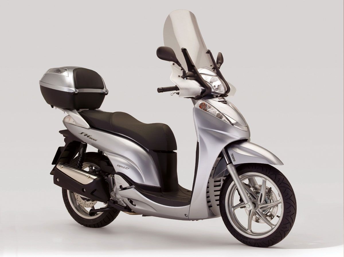 <div class='descrGalleryTitle'>L'Innovazione (2007-2012)</div><div class='descrGalleryText'><p>La famiglia si arricchisce con l’<b>SH300</b> che mantiene le prerogative di famiglia, introducendo un concetto nuovo: la performance. Aumentano potenza e dimensioni regalando un prodotto intercity in grado di coprire anche percorrenze più lunghe. L’evoluzione del modello porta ad avere un rinnovamento generale, al miglioramento del telaio e all’introduzione di pneumatici radiali.&nbsp;</p>
</div>